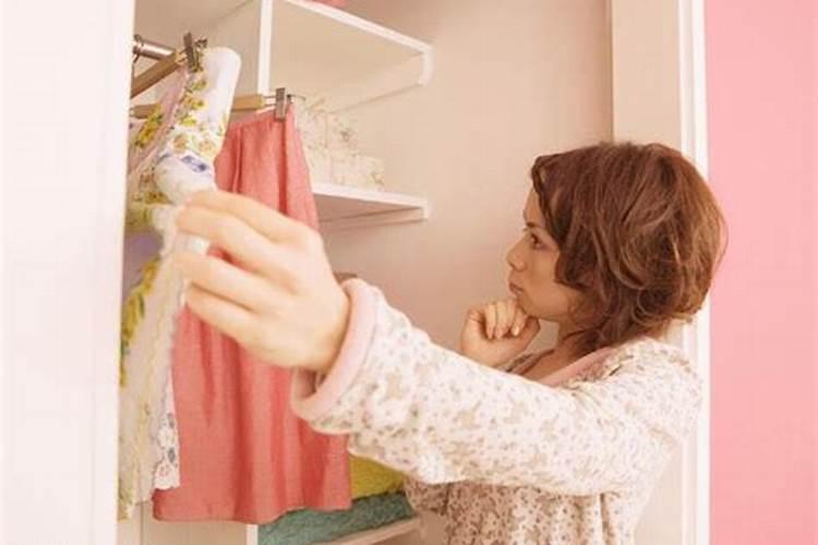 梦见和别人换衣服是什么意思？