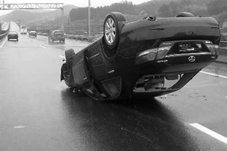 梦见朋友的车翻车了