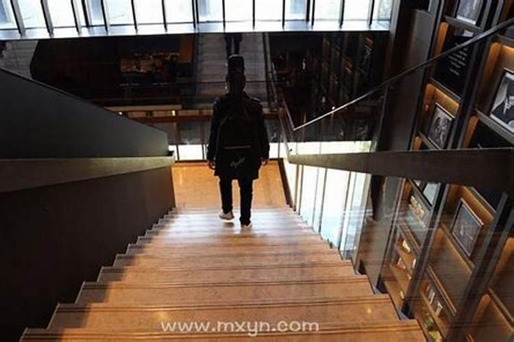 老梦见下楼梯是什么意思？