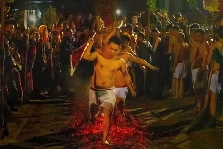 赤脚踩炭火做法事