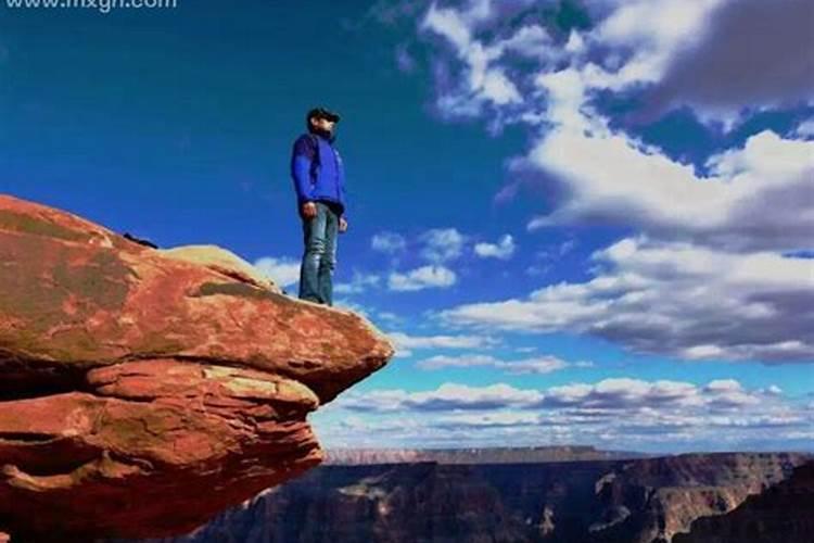 梦见朋友摔死预示什么？