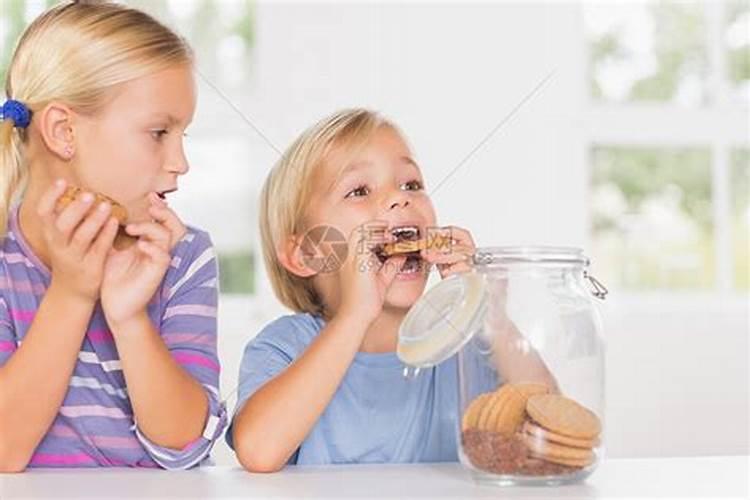 梦见哥哥姐姐一起吃饭