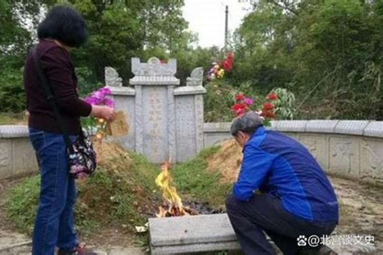 清明节上坟磕头手是撑着还是放平？