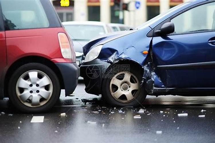 梦见车辆失控撞车自燃