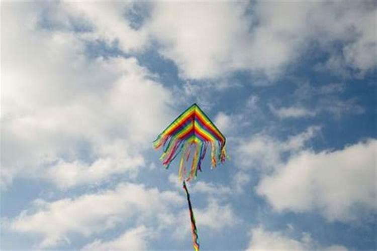 梦见红色大鲤鱼在天上飞