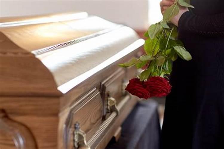 梦见棺材没有盖子是什么意思？