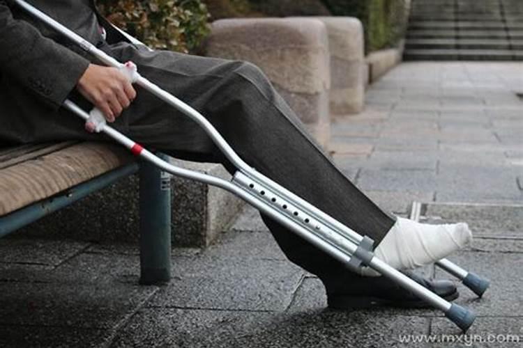 梦见脚被刀割伤没流血