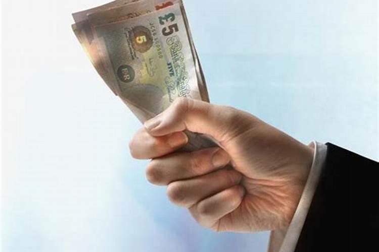 梦见叔叔给我钱我拿着了