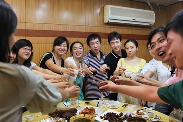 梦见多年不见的老同学聚会吃饭？