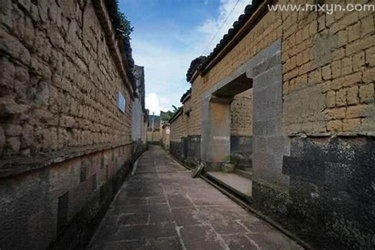 梦见老房子要倒塌但没塌下