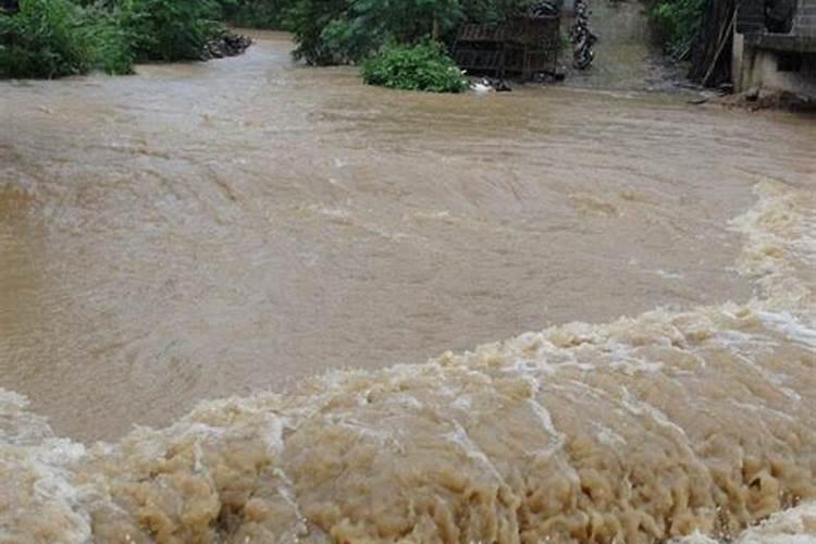 梦见大水奔涌而来什么意思？