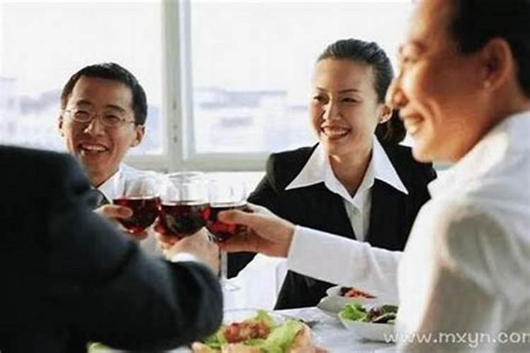 梦见好久不见的亲戚在一起吃饭