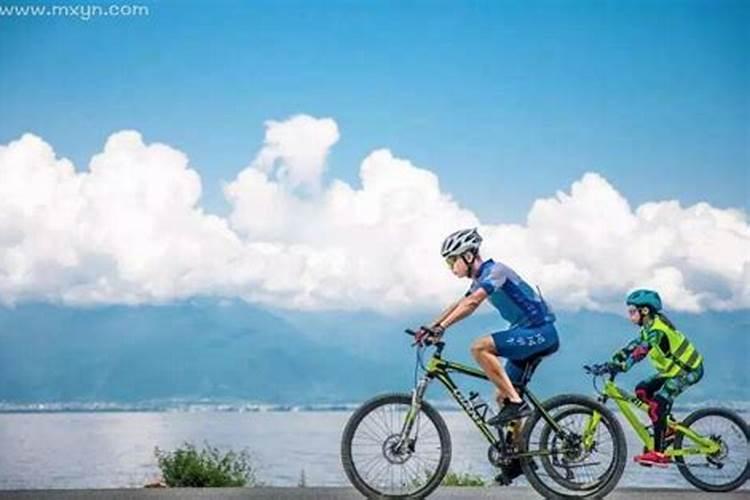 梦见骑车往下坡路走是什么意思？