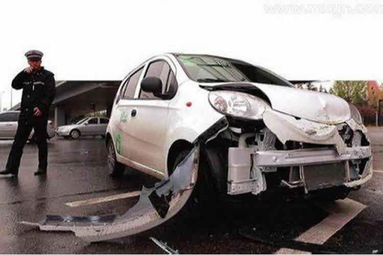 梦见亲人发生车祸了什么意思？