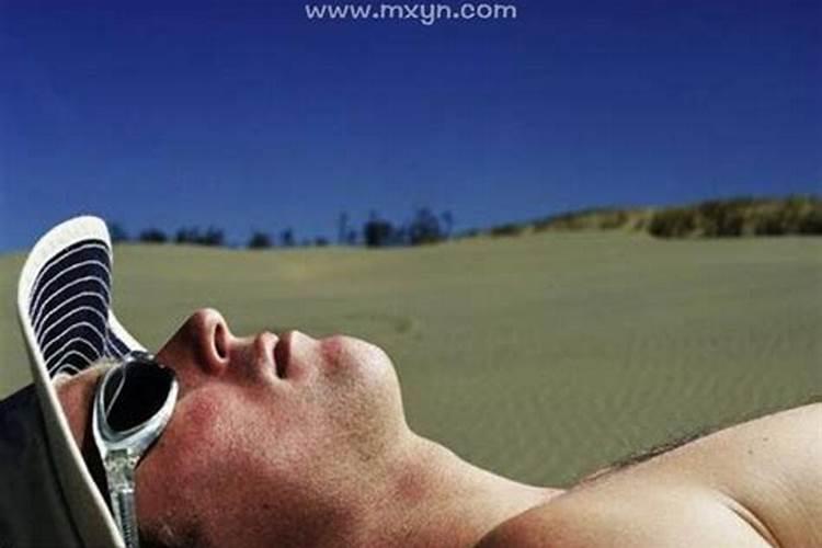 梦见和女人抱在一块睡