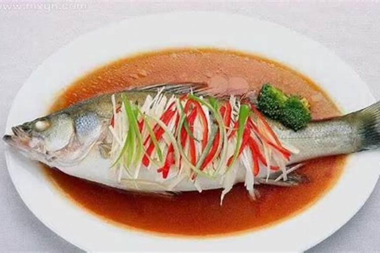 梦见吃别人做的鱼是什么意思？