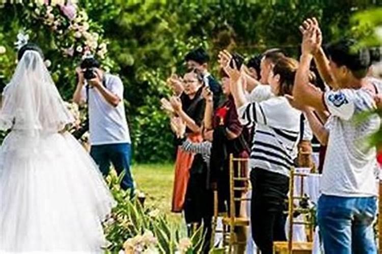 梦见了自己的叔叔要跟自己结婚