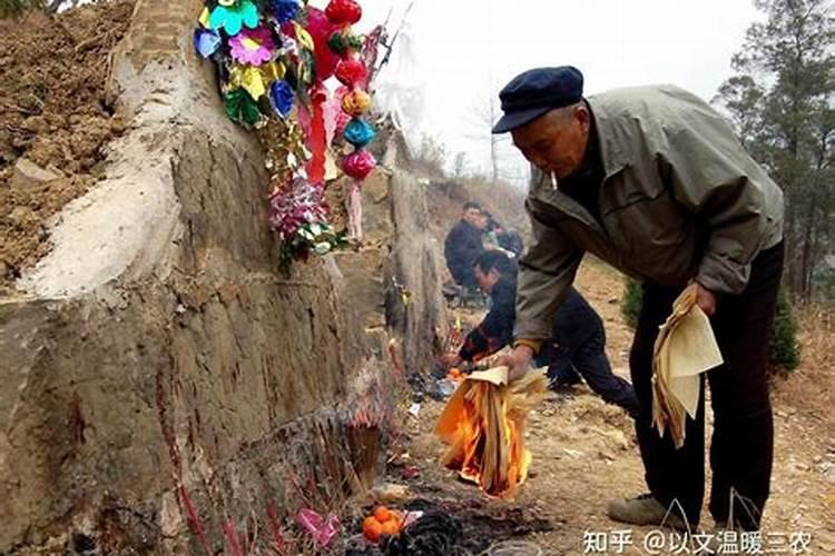 清明节上坟磕头手是撑着还是放平？