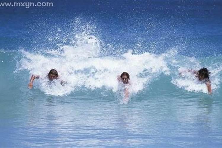 梦见大海里游泳好多鱼？