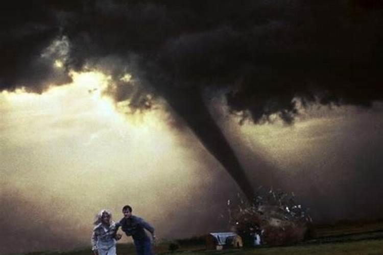 梦见龙卷风袭来但是躲开了